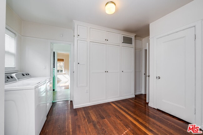 Building Photo - 1211 S Genesee Ave