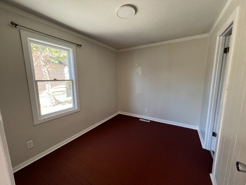 Building Photo - 912 E Skinner St