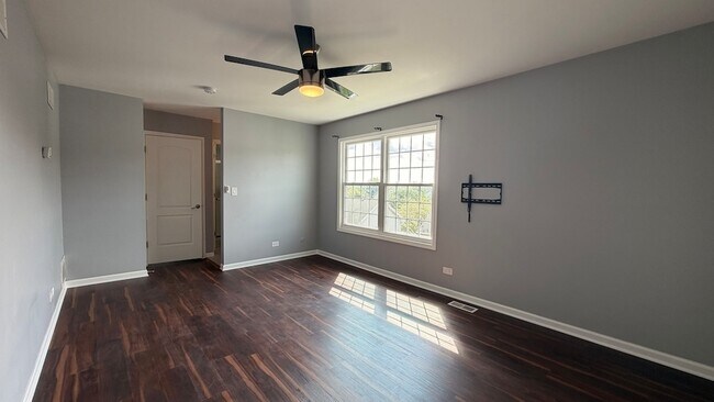 Building Photo - 646 White Ct