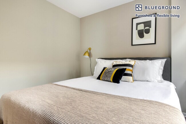 Building Photo - 860 N Dewitt Pl