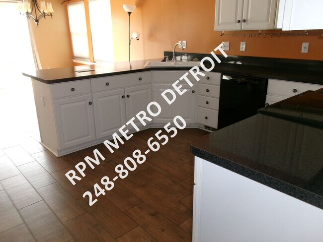 Building Photo - SPACIOUS HOME IN BROWNSTOWN