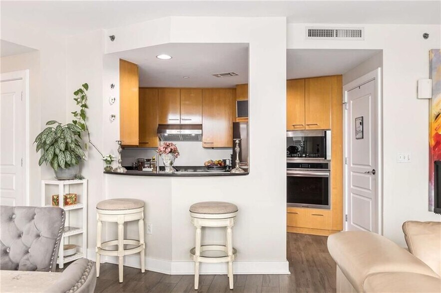 Building Photo - 700 Park Regency Pl NE