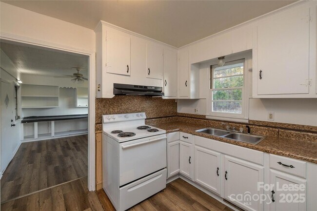 Building Photo - 44261 US-52