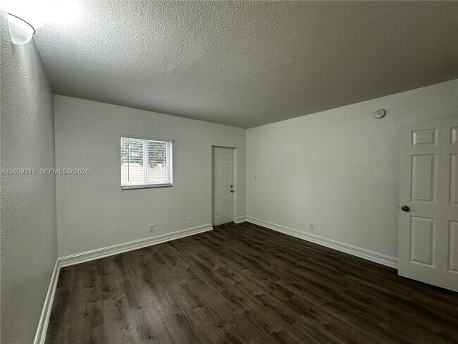 Building Photo - 1400 NE 56th St