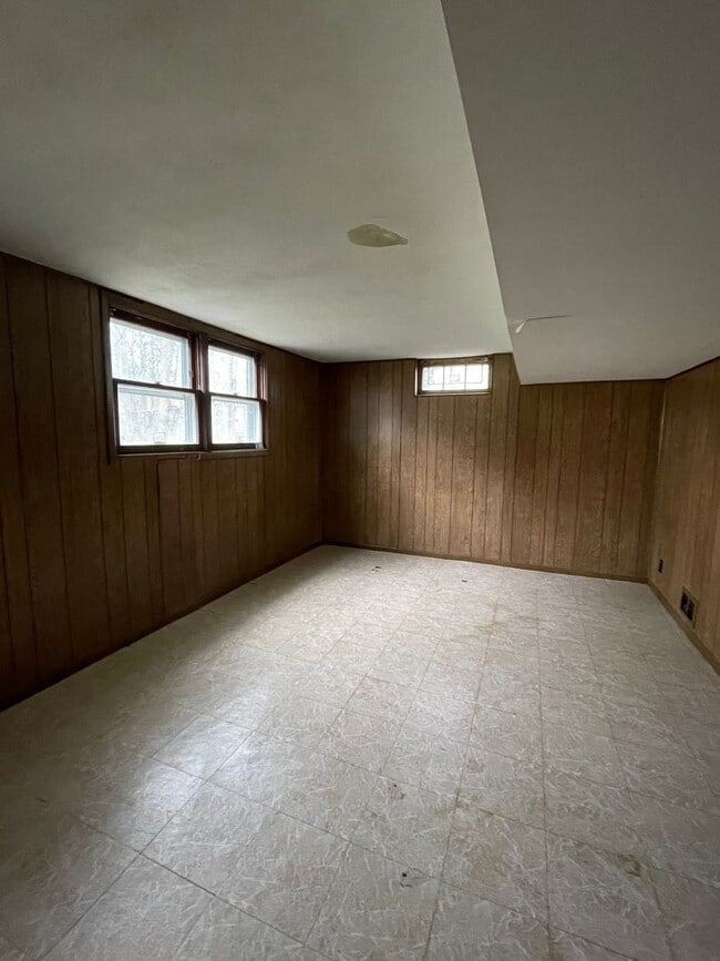 Building Photo - 2 Bedroom Ranch For Rent - Outer Comstock ...
