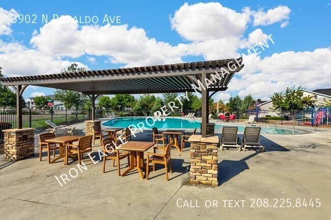 Building Photo - 3902 N Rotaldo Ave