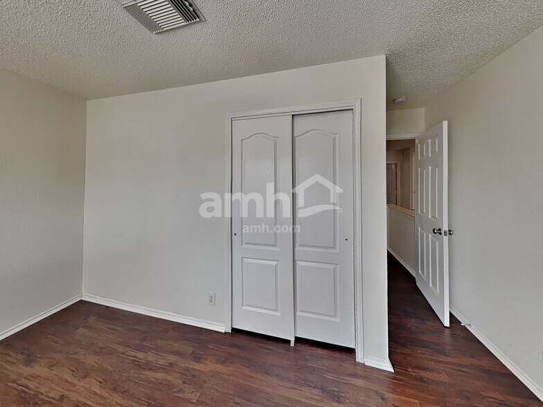 Building Photo - 33 Messenger Crk