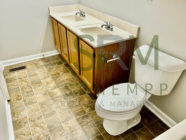 Building Photo - Large 3 bedroom/1.5 bath house in Downtown Louisville-Section 8 Accepted