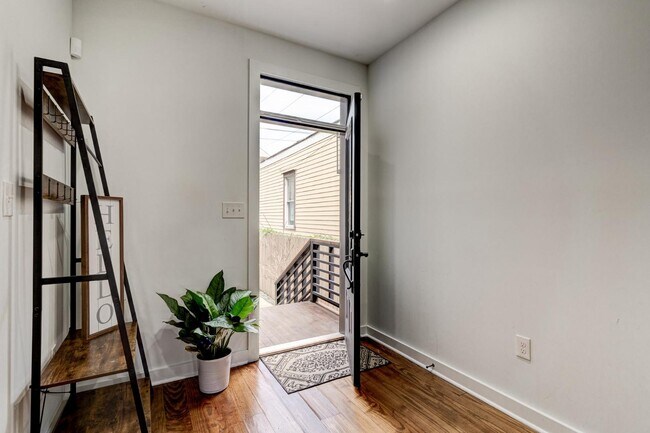 Building Photo - 2504 Dumaine St