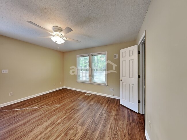 Building Photo - 1004 Moat Ct