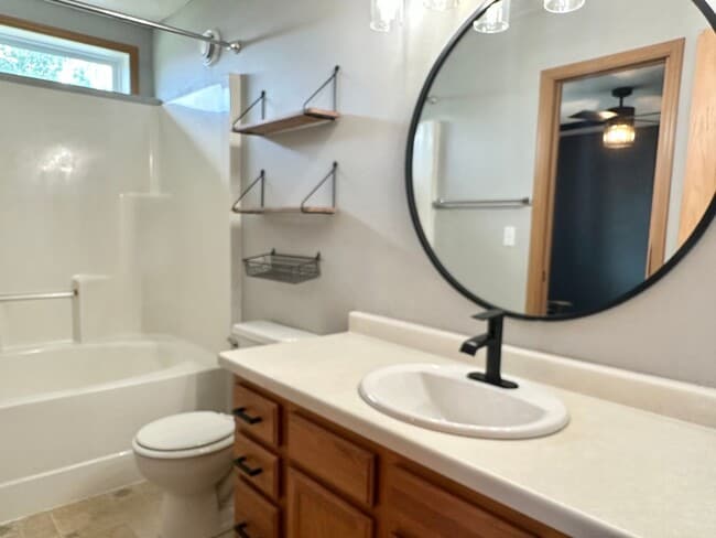 Building Photo - 5 Bedroom 2 Bath South Fargo