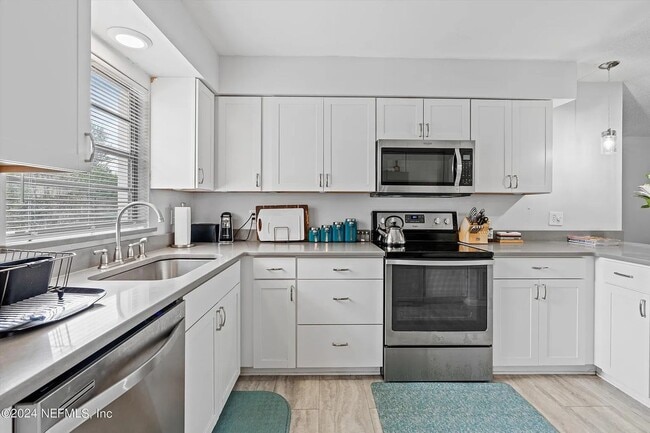 Building Photo - Charming 3BR/2BA Single-Family Home