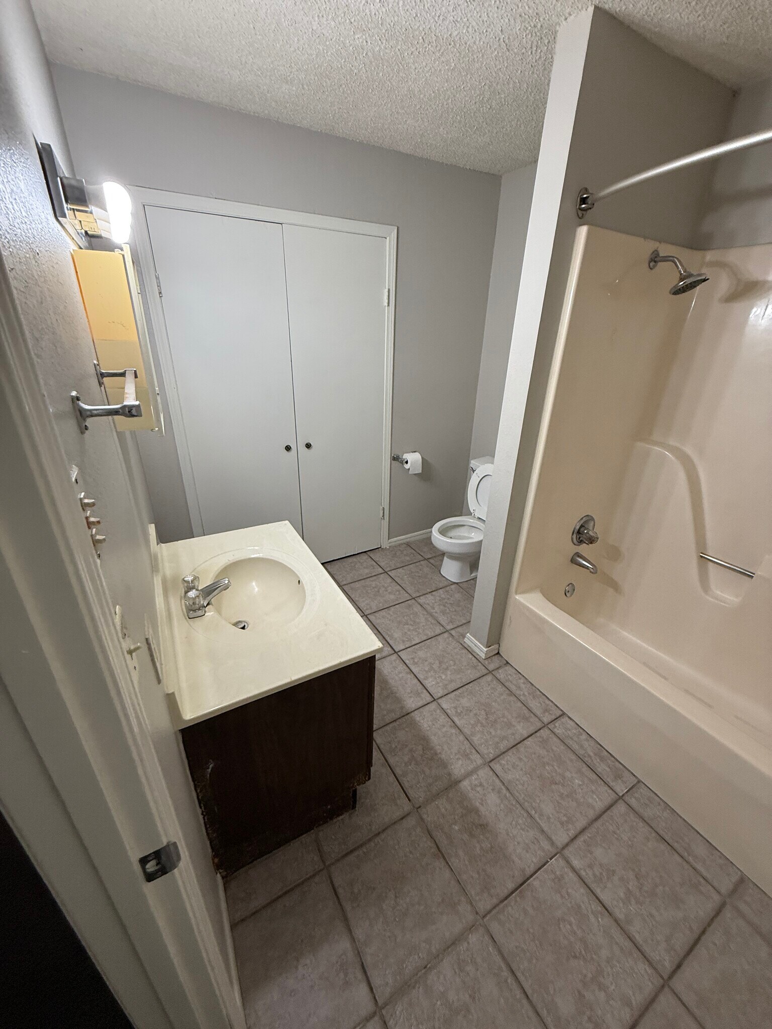 Building Photo - 826 Hardy Springs Cir