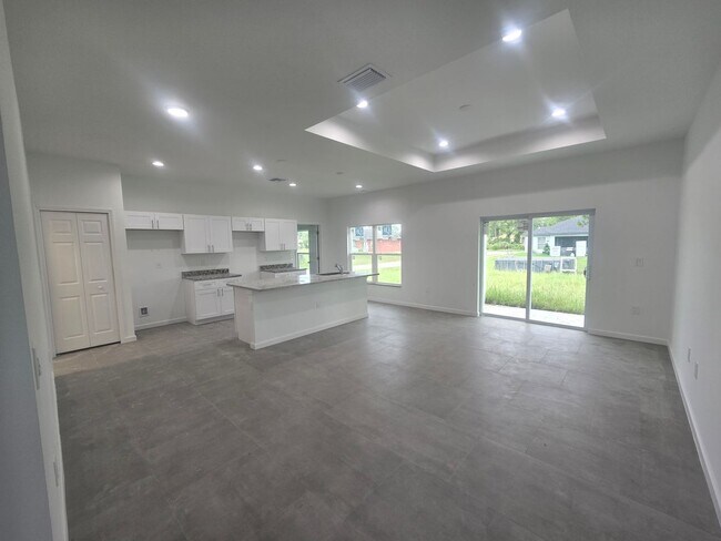 Building Photo - Large 3 Bedroom, 2 Bath + Den