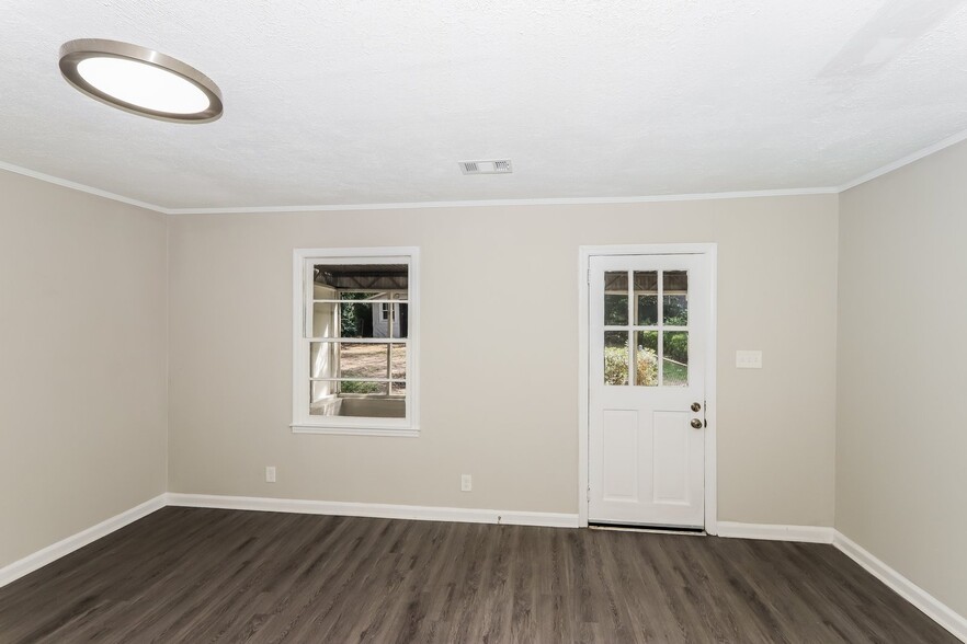 Building Photo - 1580 Burton Ave