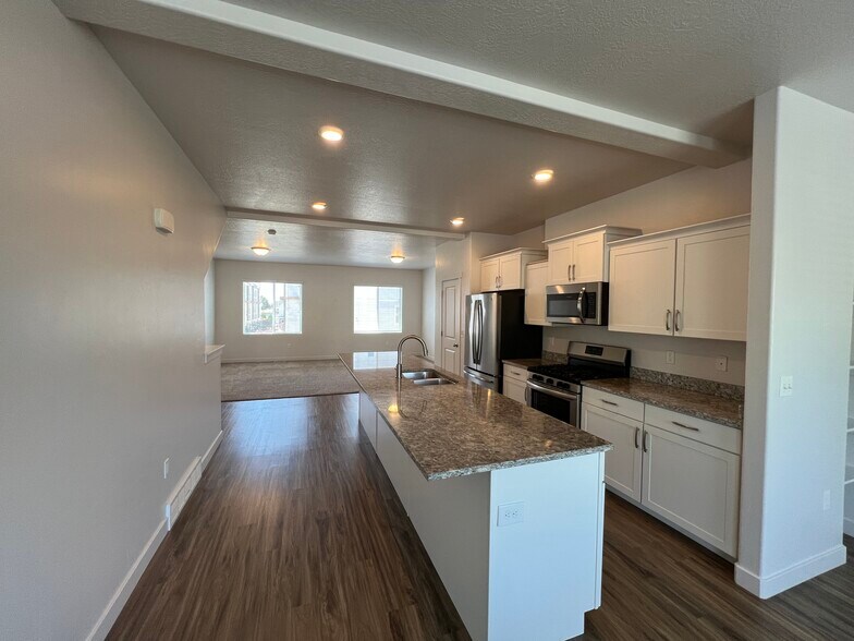 Kitchen/Family Room - 533 W 1430 S