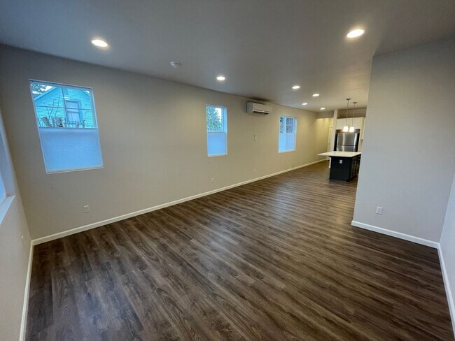 Building Photo - N18