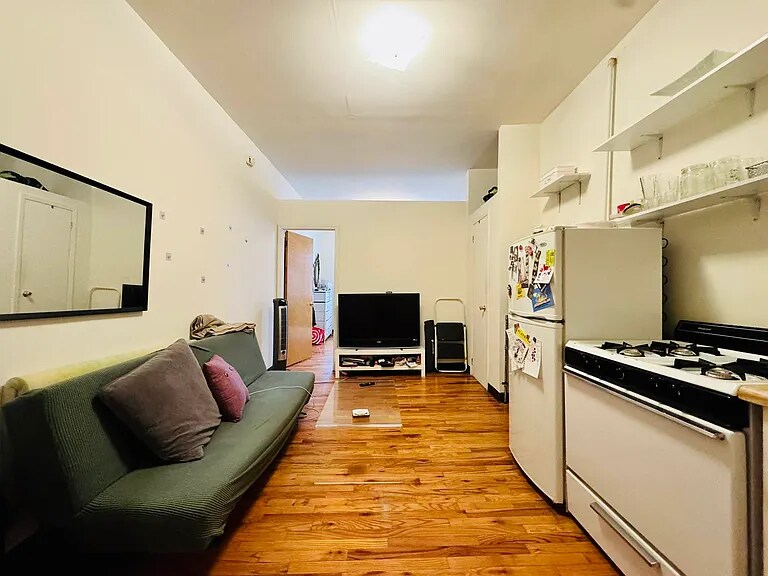 Primary Photo - 344 E 9th St