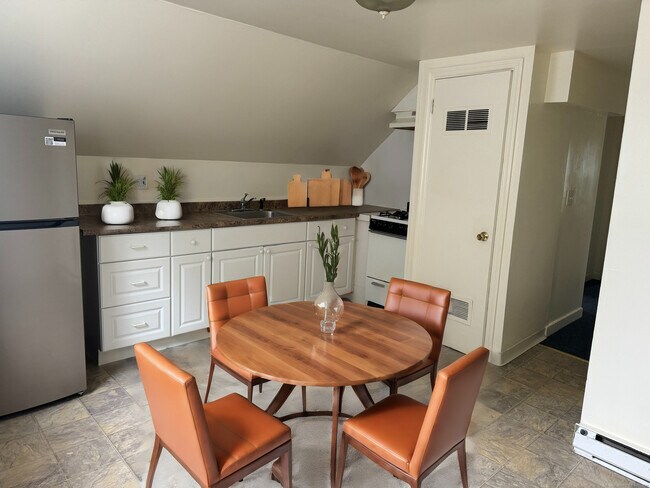 Building Photo - 5 W Main St