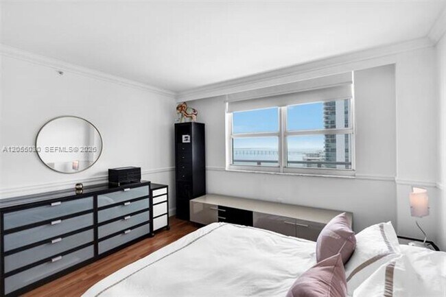 Building Photo - 1155 Brickell Bay Dr