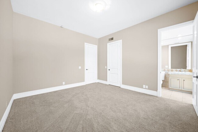 Building Photo - Elegant Dream Escape - Hills of Studio City