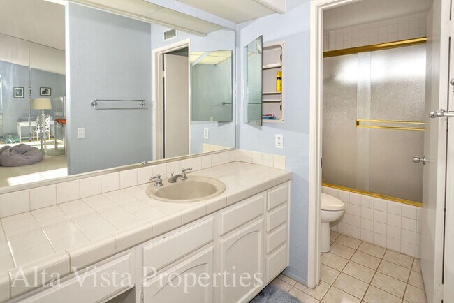 Building Photo - Beautiful Dual Master bedroom Townhome in ...