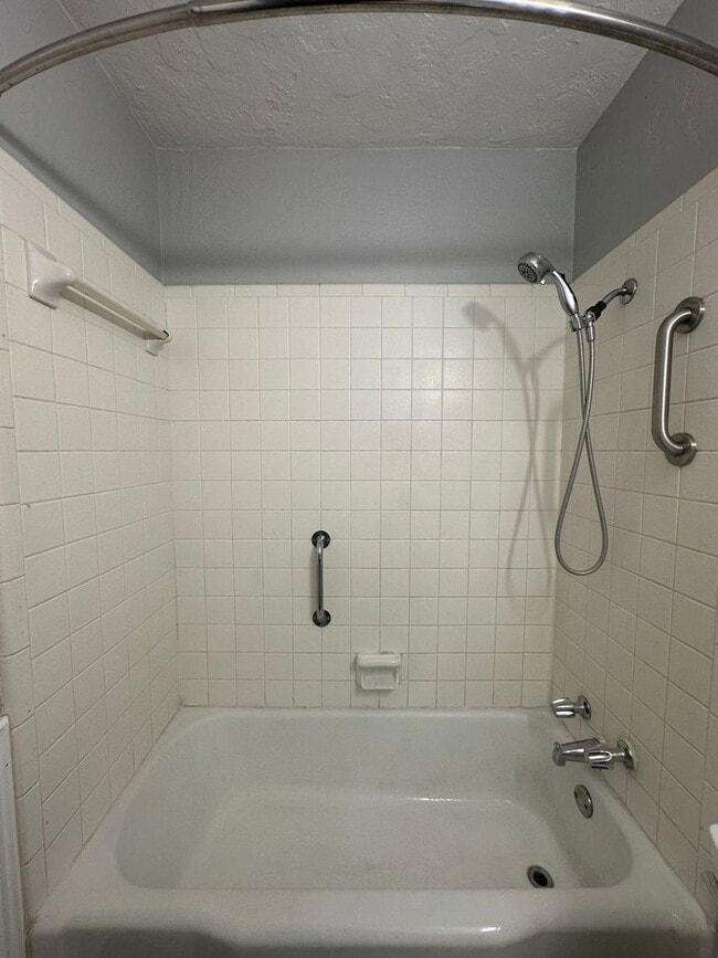 Building Photo - 3 Bed 1.5 Bath