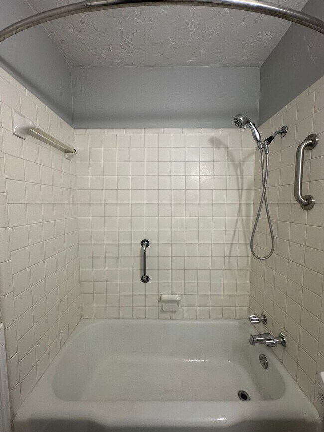 Building Photo - 4844 Woodview Dr
