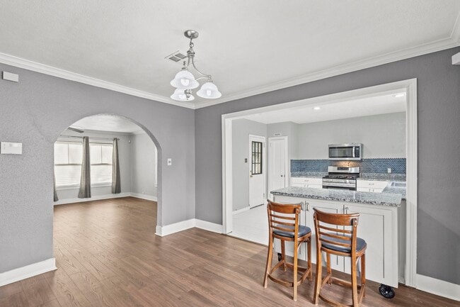 Building Photo - 2406 Oaklawn Dr