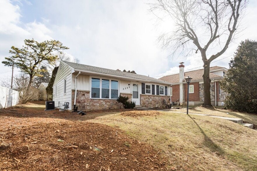 Building Photo - 2346 Pine St