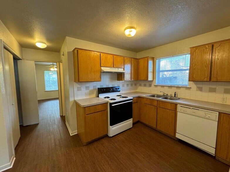 Building Photo - 404 Brittney Way