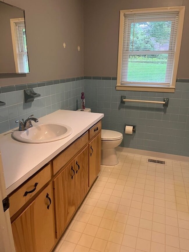 Building Photo - 4 Bedroom Ranch- Close to Town!