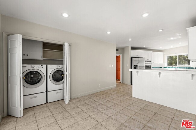 Building Photo - 3540 Berry Dr