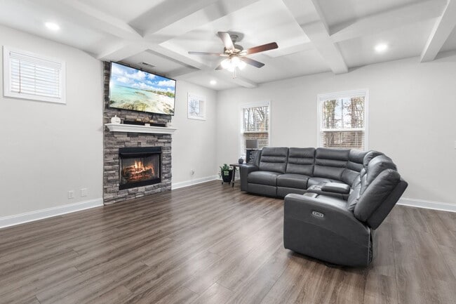 Building Photo - Pet Friendly Three Bedroom!