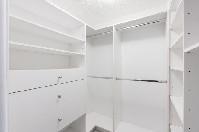 Building Photo - 500 Oaks Ln