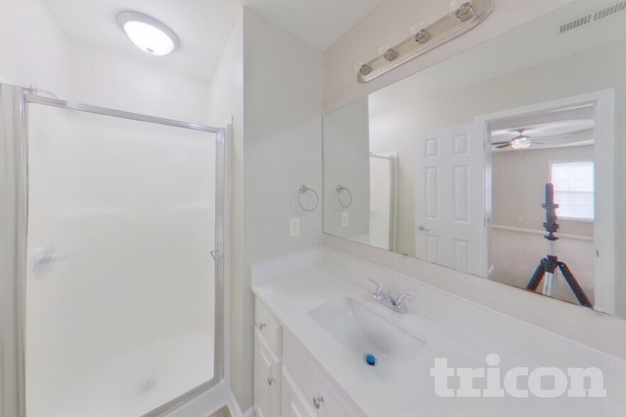 Building Photo - 229 Montclaire Cir