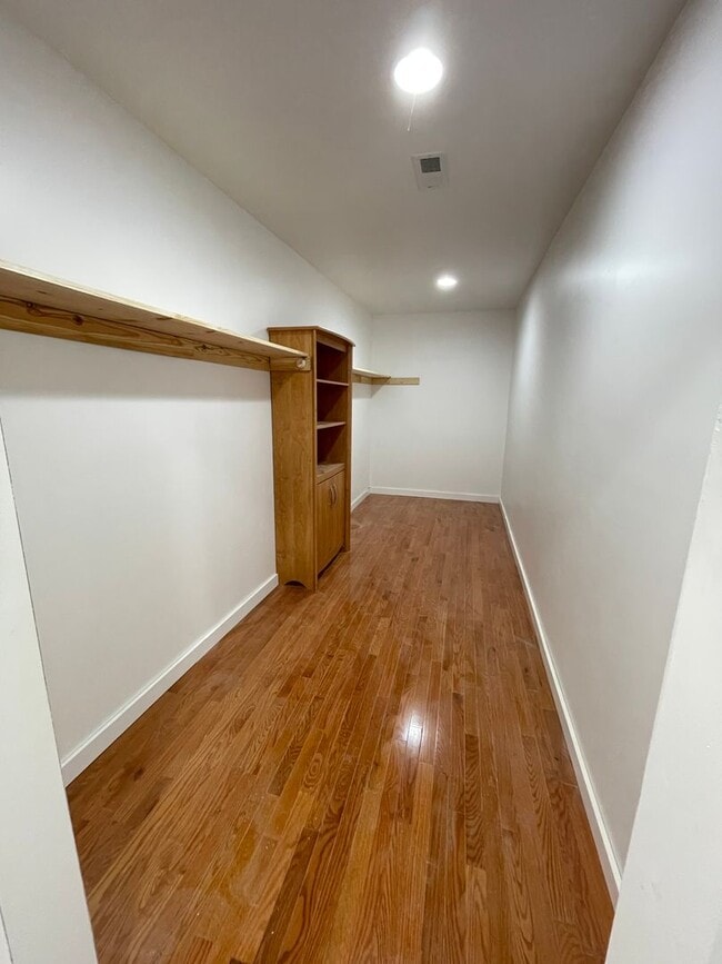 Building Photo - Big and Beautiful House with attached 1br ...