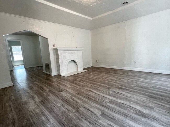Building Photo - Huge 2 bed 1 bath