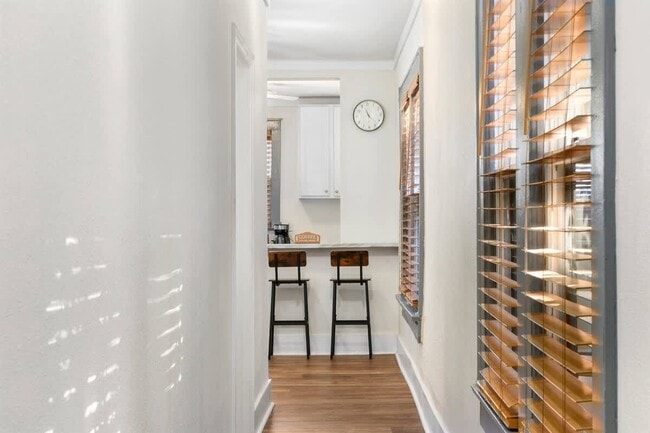 Building Photo - 713 1/2 Johnson Ave