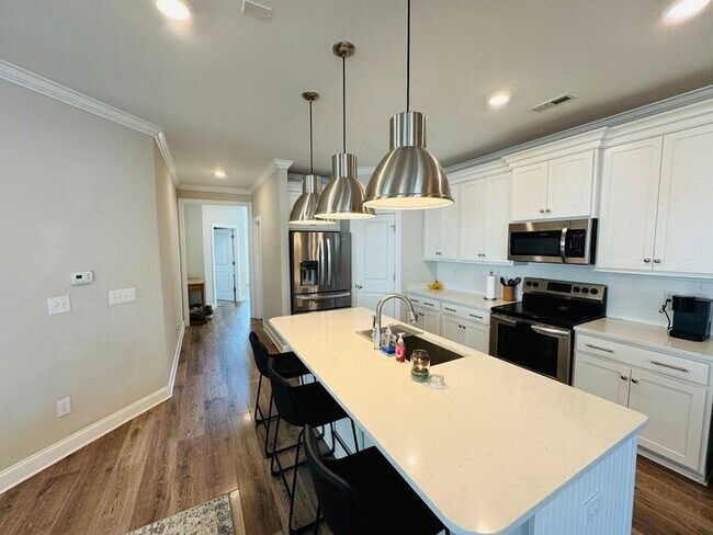 Building Photo - Pre-leasing for an April Move in-TOWN MADISON