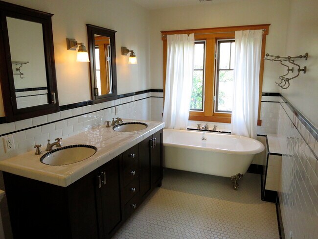 Primary Bathroom. East facing. - 1948 N Van Ness Ave