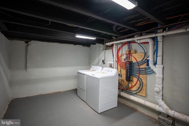 Building Photo - Large 3 bedroom with powder room on 1st fl