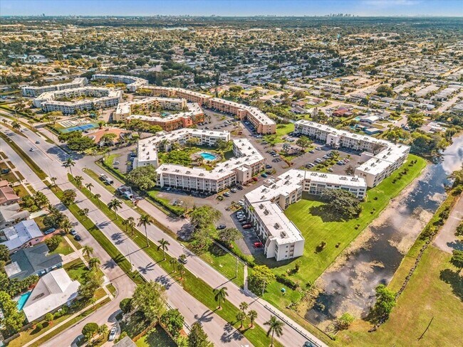 Building Photo - 6570 Royal Palm Blvd