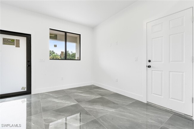 Building Photo - 922 Dobbins St E