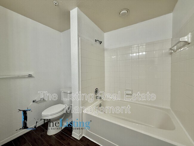 Building Photo - 18001 Richmond Pl Dr