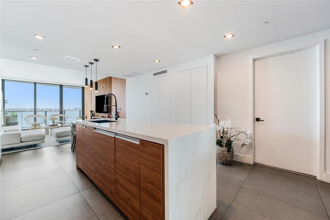 Building Photo - 460 NE 28th St