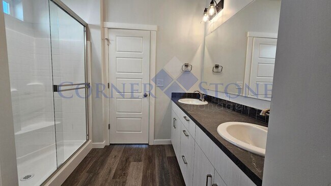 Building Photo - Like New Home With Community Pool!