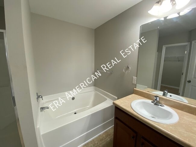 Building Photo - 2024 Bright Water Dr