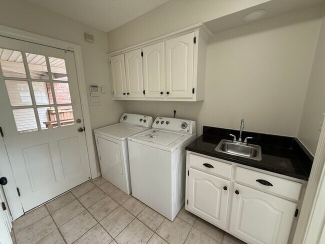 Building Photo - 3048 Sandy Creek Dr