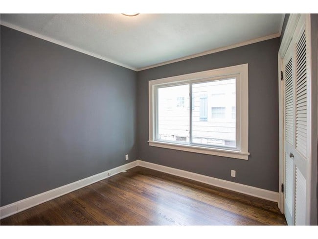 Building Photo - 5919 Kenwood Ave